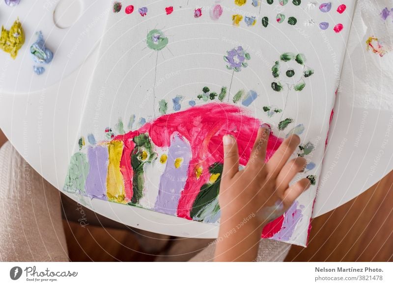 Hände eines kleinen Mädchens, das mit den Fingern in einer Leinwand keucht. Farben Kindheit Lächeln Kunst lustig Spaß zeichnen Kreativität Lernen schön Glück