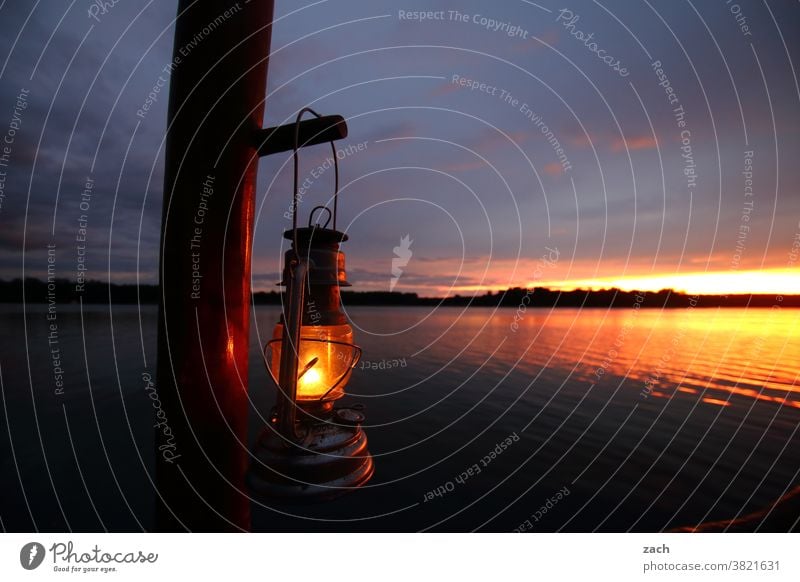 Ab jetzt ist Ruhe! Nacht Abenddämmerung Sonnenlicht Erholung ruhig Himmel Natur Landschaft Licht Seeufer blau Wolken Boot Bootsfahrt Reflexion & Spiegelung