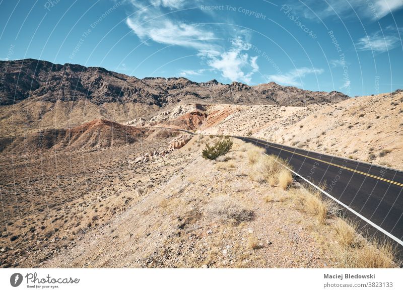 Malerische Wüstenstraße im Valley of Fire State Park, Nevada, USA. Straße wüst Autobahn Ausflug Landschaft Natur sonnig retro altehrwürdig Weg Laufwerk amerika