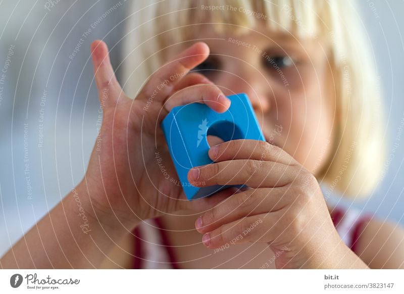 Kunst am Bau l kunstvolle Handhaltung beim Bauklötzchenbau Kind Kindheit Kindererziehung Kindergarten Kinderspiel kindlich Spielen Kleinkind Mensch