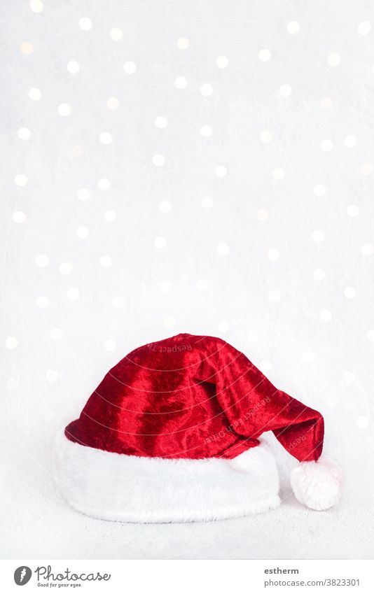 Frohe Weihnachten: Roter Weihnachtsmannhut über Weihnachtsbeleuchtung isoliert Spaß Feier Weihnachtsgeschenk Heiligabend Fröhlichkeit Freude Glück Lifestyle