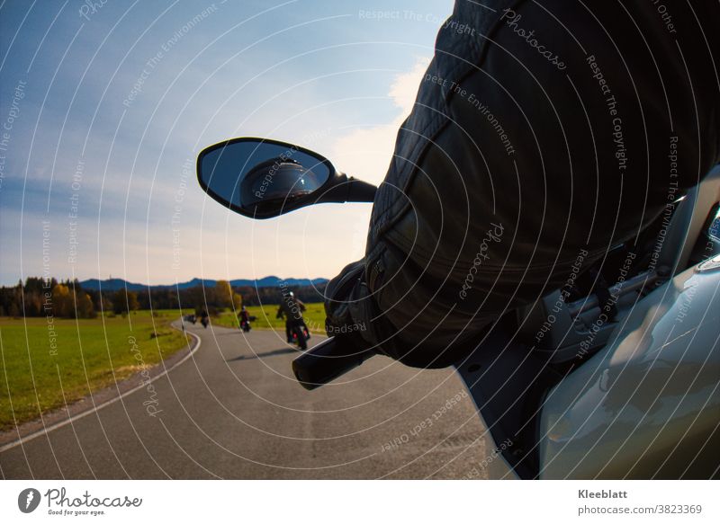 Motorradausfahrt aus der Sicht des Soziusfahrers in die herbstliche Berglandschaft mit vorausfahrenden Motorrädern Motorradfahren motorradsaison Außenaufnahme