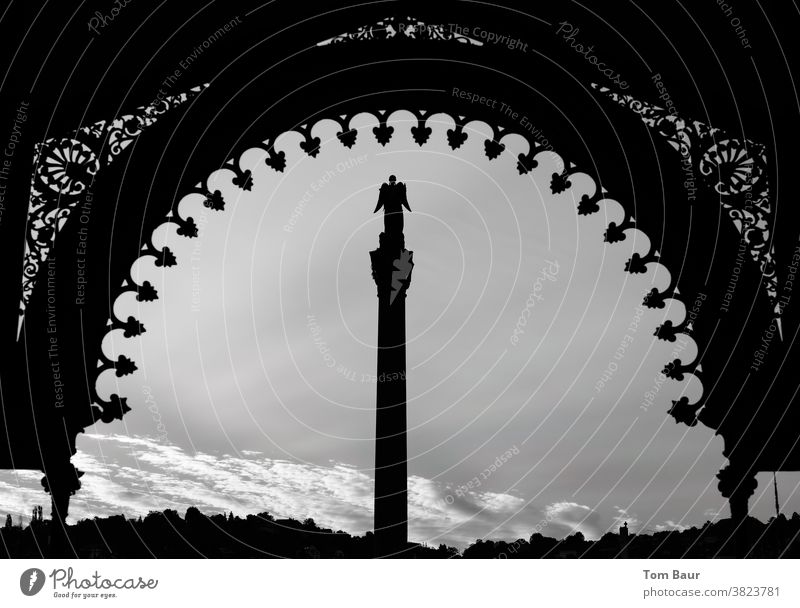 Engel im Rahmen Stuttgart Architektur Stadt Siegessäule Außenaufnahme Bauwerk Reflexion & Spiegelung Menschenleer Licht Schatten Kontrast Sehenswürdigkeit