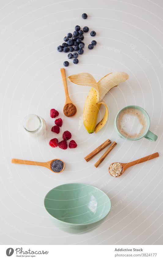 Zutaten für ein gesundes Frühstück auf dem Tisch Gesundheit Schalen & Schüsseln Beeren Banane Samen melken Lebensmittel Bestandteil sortiert verschiedene Rezept