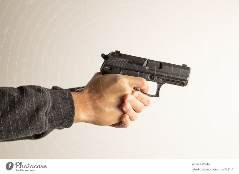 Mann mit schwarzer Pistole Polizei Gewalt Verbrechen Waffe weiß Hintergrund Armee Krimineller attackieren Verteidigung Sicherheit Gefahr Schußwaffen Krieg Gerät
