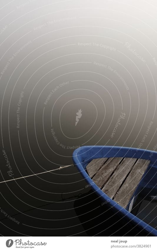 Ruderboot im Nebel – Detail vom Bug Landschaft Wasser Boot See Natur Ruhe Stimmung morgens geheimnisvoll mystisch Einsamkeit menschenleer Textfreiraum ruhig