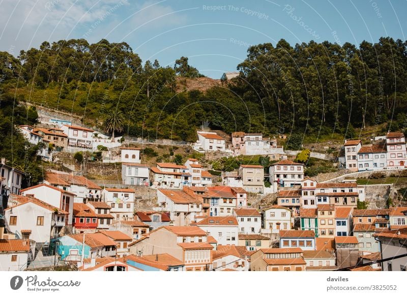 Stadtbild des Dorfes Cudillero im Norden Spaniens. Cudillero ist ein charmantes Dorf in Asturien, auf einem Hügel an der Atlantikküste gelegen, mit malerischer Architektur und touristischen Restaurants und Ecken
