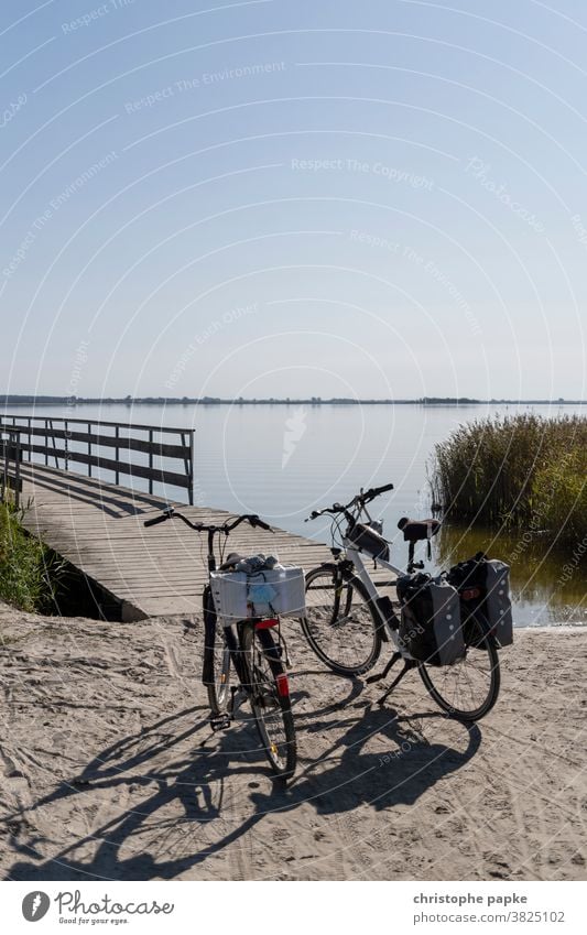 Zwei Fahrräder stehen an See Fahrrad Bodden Boddenlandschaft Mecklenburg-Vorpommern Radtour Fahrradtour Vorpommersche Boddenlandschaft Natur