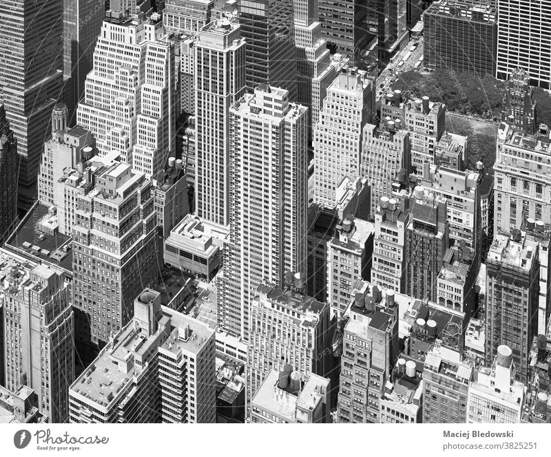 Schwarzweiß-Luftaufnahme von Manhattan, New York City, USA. Großstadt Antenne New York State Büro neu schwarz auf weiß Wolkenkratzer Gebäude Stadtbild urban