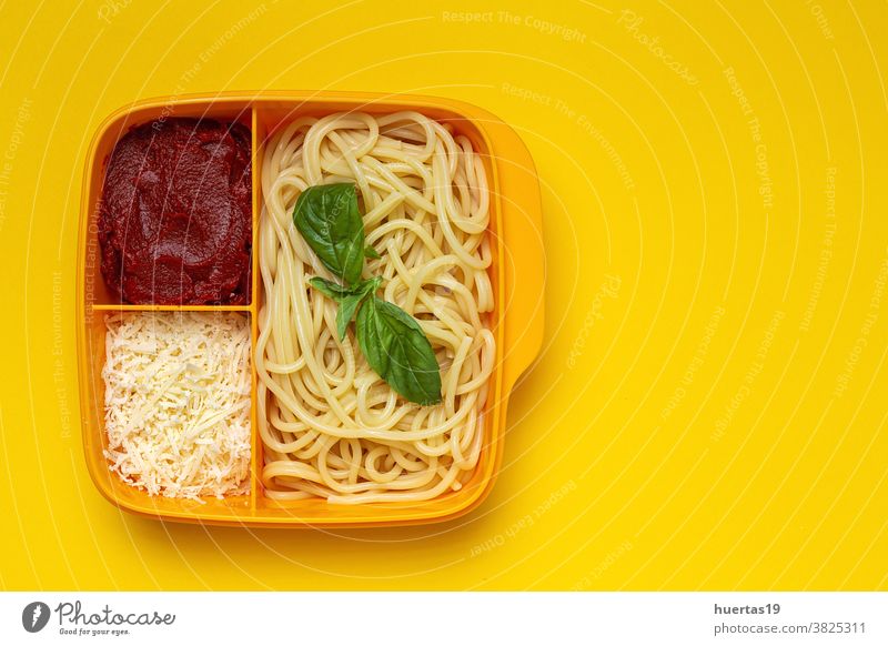 Gesunde Lebensmittel in Plastikbehältern verzehrfertig mit Spaghetti mit Tomate, Käse und Basilikum Kunststoff gesunde Ernährung Kunststoffbehälter