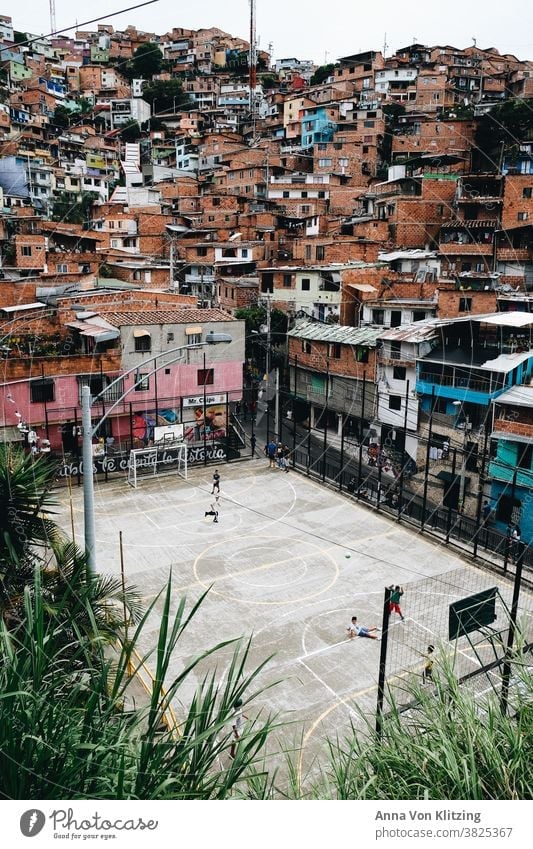 Fussballplatz in Medellin Fußball Fußballplatz Medellín bunte häuser Spielen Kinder Kolumbien Stadt urban dicht besiedelt farbenfroh spielende Kinder Südamerika
