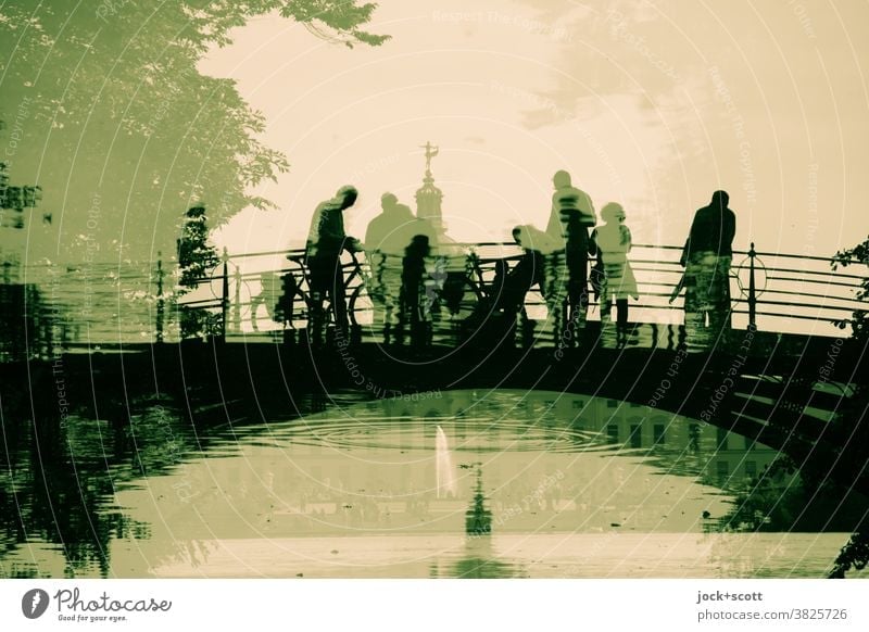 2500 Besucher über die gespiegelte gusseiserne Brücke Sehenswürdigkeit Charlottenburg Wege & Pfade historisch Reflexion & Spiegelung Weltkulturerbe Silhouette