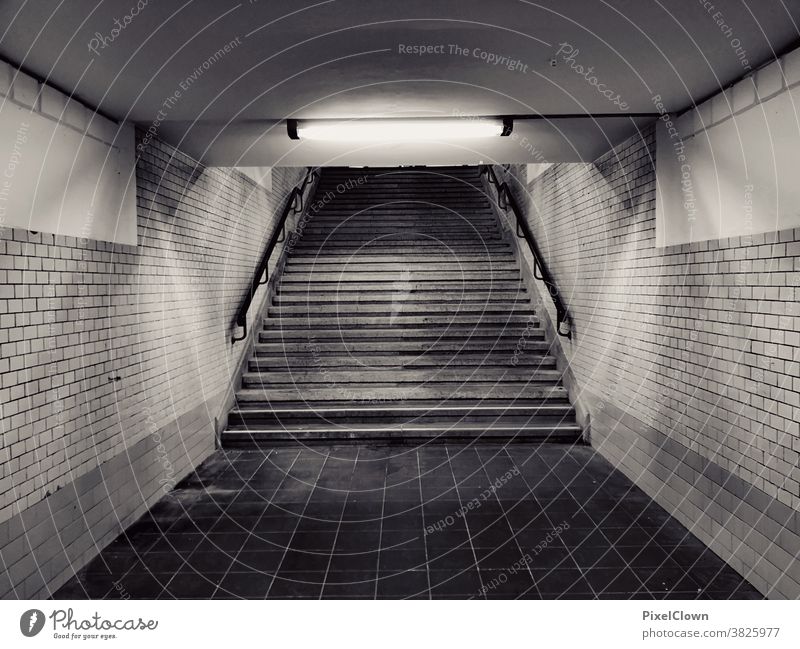 Nächtliche Fußgängerüberführung Fußgängerunterführung Einsamkeit Tunnel dunkel Unterführung Licht Treppe trist bedrohlich