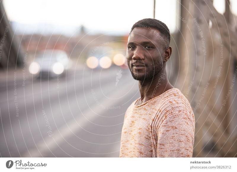 Porträt eines gutaussehenden schwarzen Mannes mit Autoverkehrshintergrund afrikanische ethnische Zugehörigkeit Kopf gedreht Wegsehen eine Person Nur ein Mann