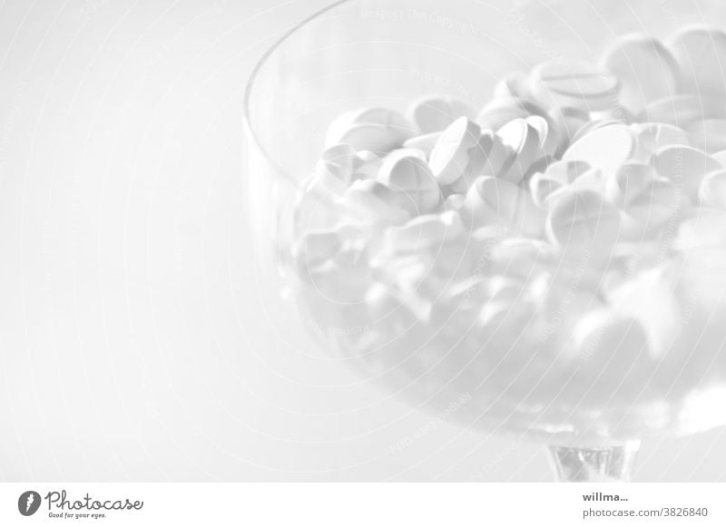 Tablettencocktail Medikament Sucht Tablettensucht Medizin Pharmazie Rauschmittel Schmerztabletten Beruhigungsmittel Psychopharmaka Suizid Medikamentenvergiftung