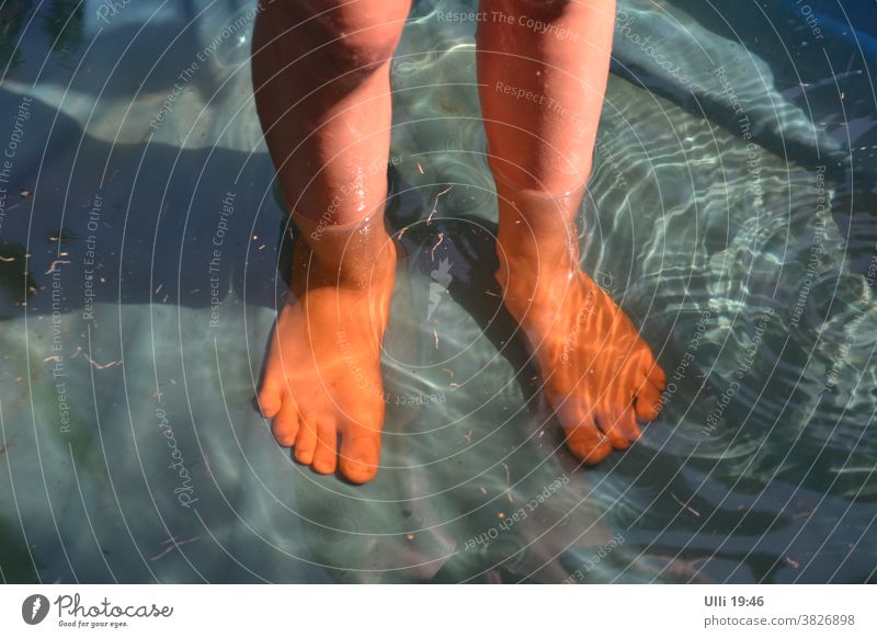 Füße kühlen im Wasser. Kind Wasserspiegelung Badewasser Abendsonne sommerlich baden erfrischend Spiegelung im Wasser Farbenspiel entspannt Wasseroberfläche