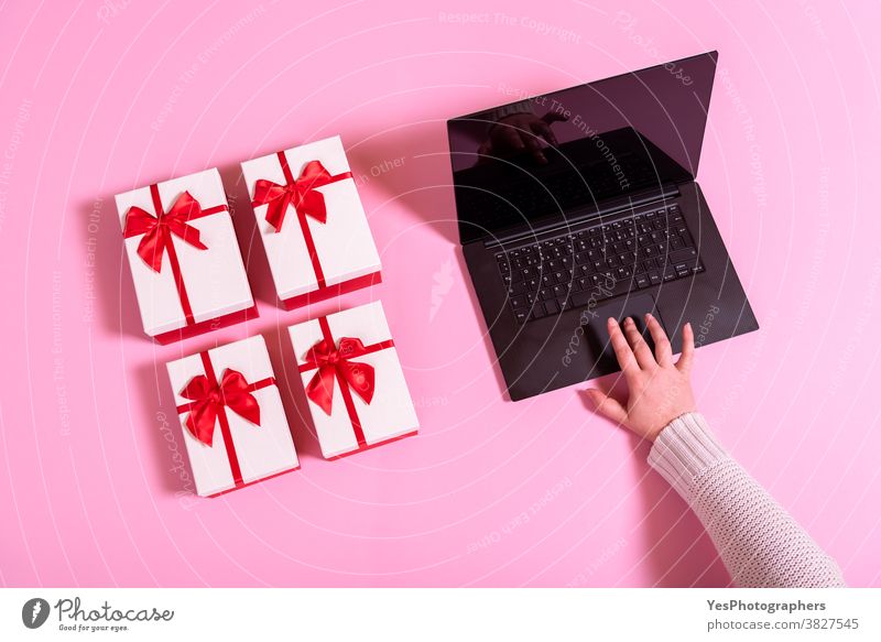 Online-Shopping mit einem Notizbuch auf rosa Hintergrund obere Ansicht Schwarzer Freitag blanko kaufen Weihnachten Computer Verbraucher Konsumverhalten Kunde