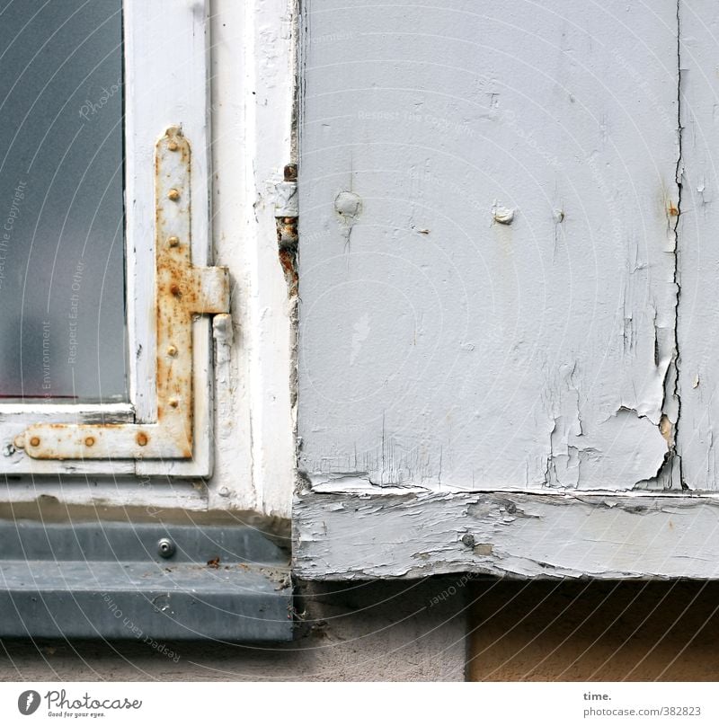 verspricht nicht, was es hält Haus Mauer Wand Fenster Fensterladen Fensterbrett Fensterscheibe Fensterrahmen lackiert Lack Beschläge Rost Holz Metall alt eckig