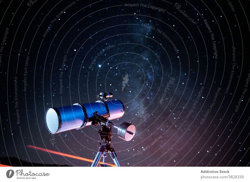 Optisches Teleskop gegen nächtlichen Sternenhimmel Nacht Himmel erkunden dunkel Schmuckkörbchen optisch Galaxie Fundstück Astronomie Umwelt beobachten