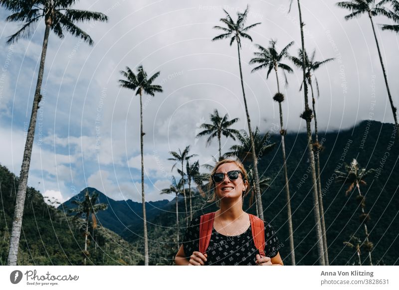 Wandern - Cocora Valley Backpacker Palme Palmen Sonnenbrille Wolken blondes Haar Frau Kolumbien von unten nach oben fotografiert Himmel hoch