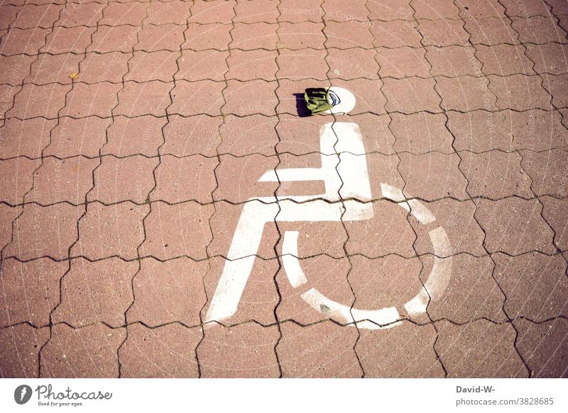 Rollstuhlfahrer Symbol mit Atemschutzmaske / coronavirus Maskenpflicht körperliche Einschränkung Behindertenparkplatz Behindertengerecht pandemie schützen