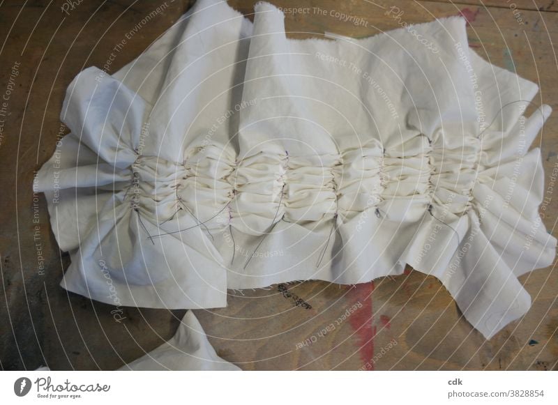 Shibori | japanische Batik | den Stoff nähen, unterteilen, falten, raffen, abbinden. weißer Baumwollstoff Färbekunst einfärben Handwerk Technik Tradition Trend