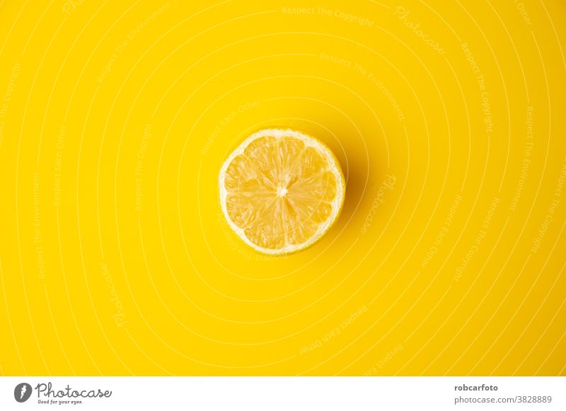 offene Zitronenfrucht auf gelbem Hintergrund frisch vereinzelt saftig Gesundheit Nahaufnahme Lebensmittel reif süß Blatt Frucht Sukkulente Zitrusfrüchte Saft