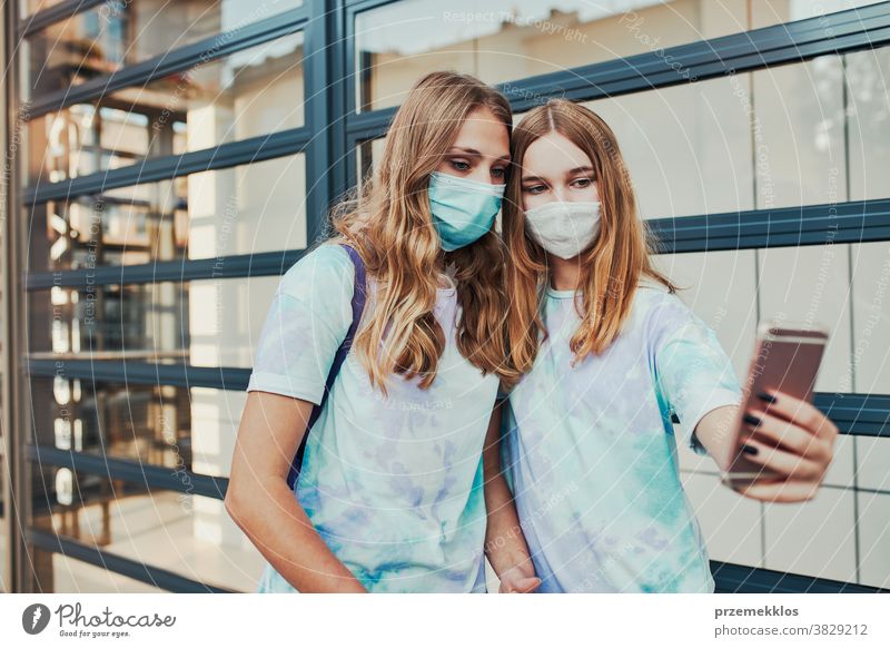Junge Mädchen, die Selbsthilfe nehmen, tragen Gesichtsmasken, um eine Virusinfektion zu vermeiden Kaukasier Funktelefon Gespräch covid-19 Frau Lifestyle