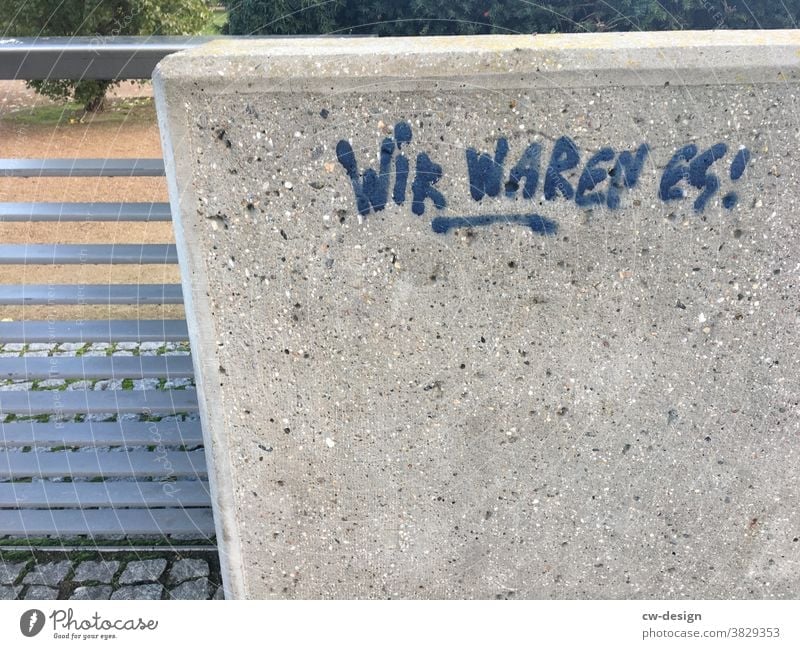 WIR WAREN ES! Graffiti Schmiererei Betonwand blau Schriftzeichen Wand Mauer Außenaufnahme Menschenleer Tag Wort Text Buchstaben Fassade Straßenkunst