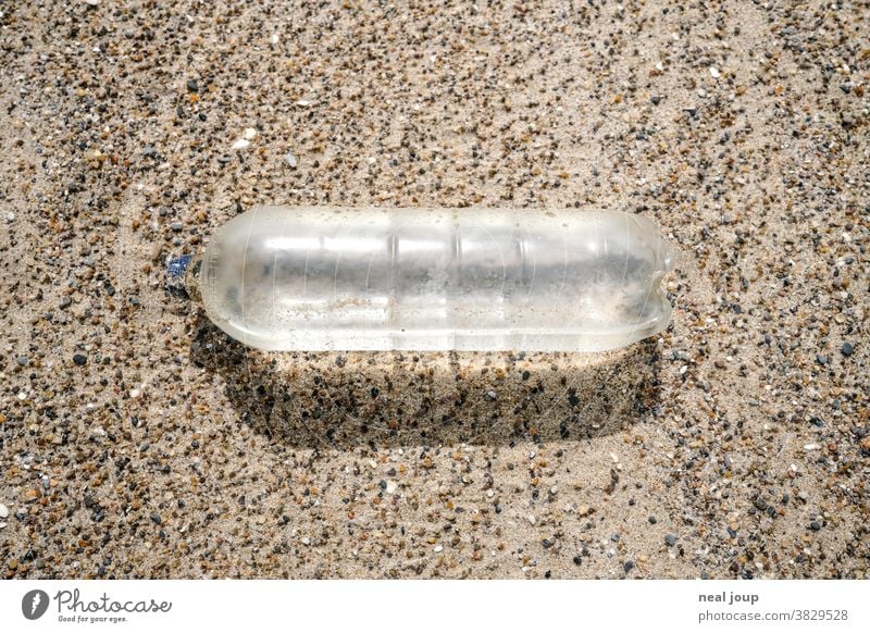 Leere Plastikflasche am Strand – transparent Müll Plastikmüll Umweltverschmutzung Recycling Kunststoff Wasser Wasserflasche hell Sand Ansicht von oben