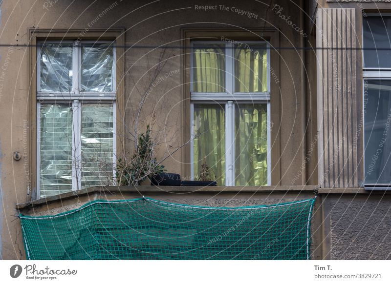ein kaputter Balkon in Berlin Mitte Altbau Haus Fassade Fenster Stadt Menschenleer Stadtzentrum Hauptstadt Altstadt Außenaufnahme Tag Gebäude Altbauwohnung
