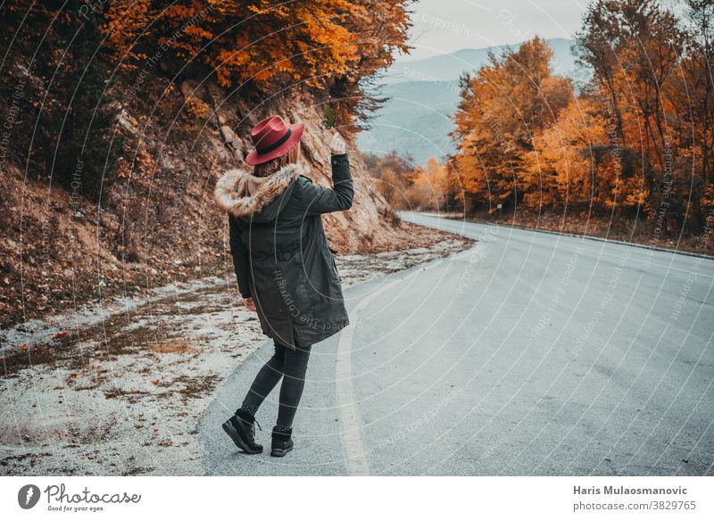 Frau mit Hut erkundet den Herbstwald Herbstfarben Herbstlaub Herbst-Vibes Hintergrund schön schöne Frau Kaukasier Feier Sauberkeit Kleidung Bekleidung genießen