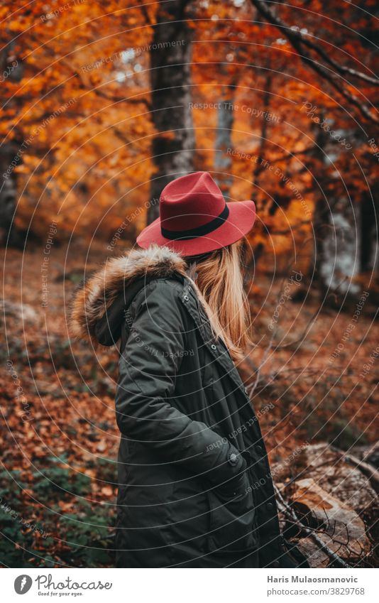 Frau mit Hut erkundet den Herbstwald Herbstfarben Herbstlaub Herbst-Vibes Hintergrund schön schöne Frau Kaukasier Feier Sauberkeit Kleidung Bekleidung genießen