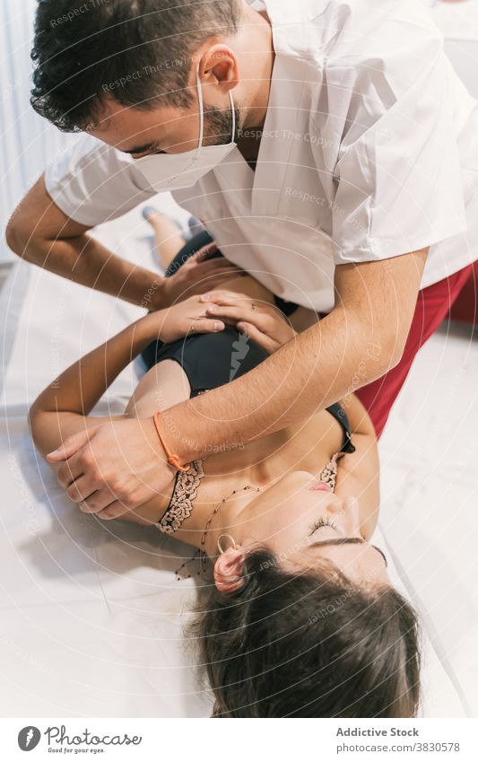 Therapeut macht Lendenmassage für Patient in der Klinik Rehabilitation Massage Therapie Physiotherapie Arzt geduldig Masseur professionell Leckerbissen