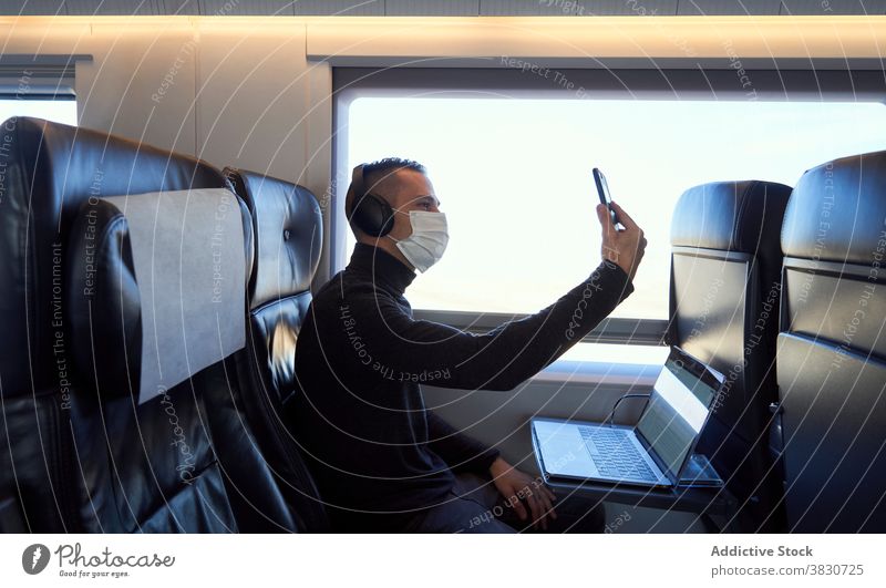 Beschäftigter Mann bei der Arbeit im Zug während einer Geschäftsreise Ausflug Business Unternehmer Geschäftsmann freiberuflich klug Laptop männlich Passagier
