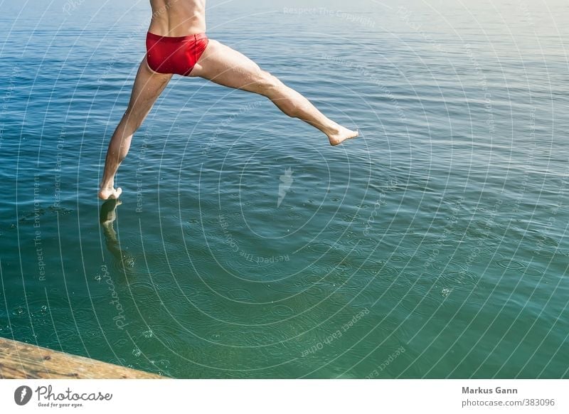 Sprung ins Wasser Lifestyle Wellness Leben Erholung Freizeit & Hobby Sommer Sport Schwimmen & Baden Schwimmbad Mensch maskulin Mann Erwachsene Gesäß Beine Fuß 1