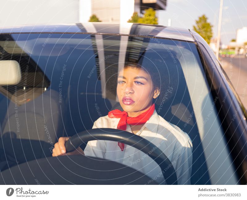 Frau mit Maske fährt Auto, Gesicht im Rückspiegel, reist in der 19. - ein  lizenzfreies Stock Foto von Photocase