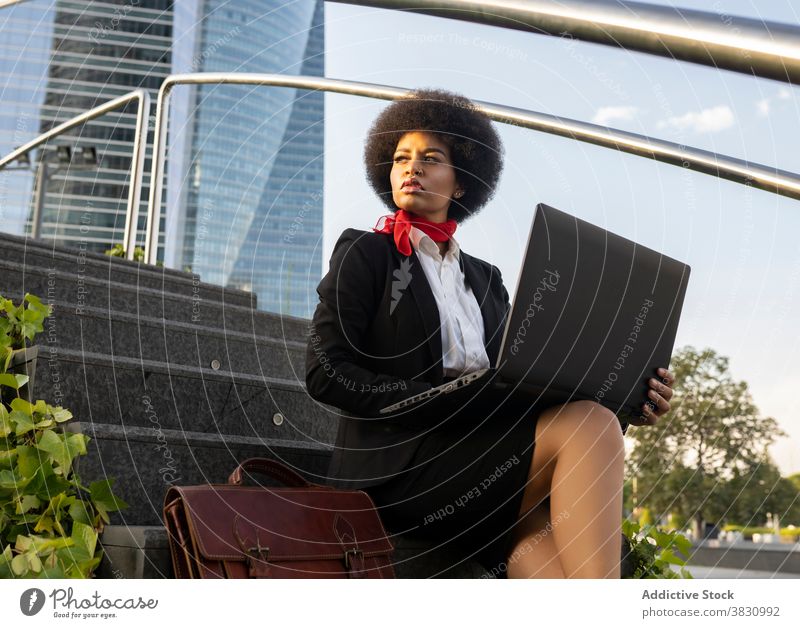 Schwarze Geschäftsfrau arbeitet an Laptop auf Stufen benutzend Unternehmer ernst Kommunizieren abgelegen Frau Exekutive Anschluss Gerät Konzentration Apparatur