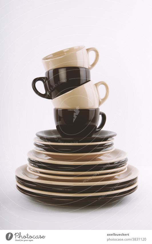 Stapel mit sauberem Geschirr in Braun und Beige gestapelt Teller Tasse Untertasse Untertassen Essteller Essgeschirr braun beige Küche Keramik Porzellan niemand
