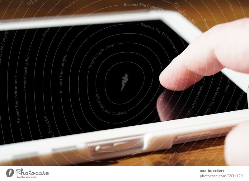 Finger tippt auf Touchscreen eines Tablet-PC oder Computer Tablet Computer tablet pc Tablet-Computer tablet-pc berühren Bildschirm Hand digital