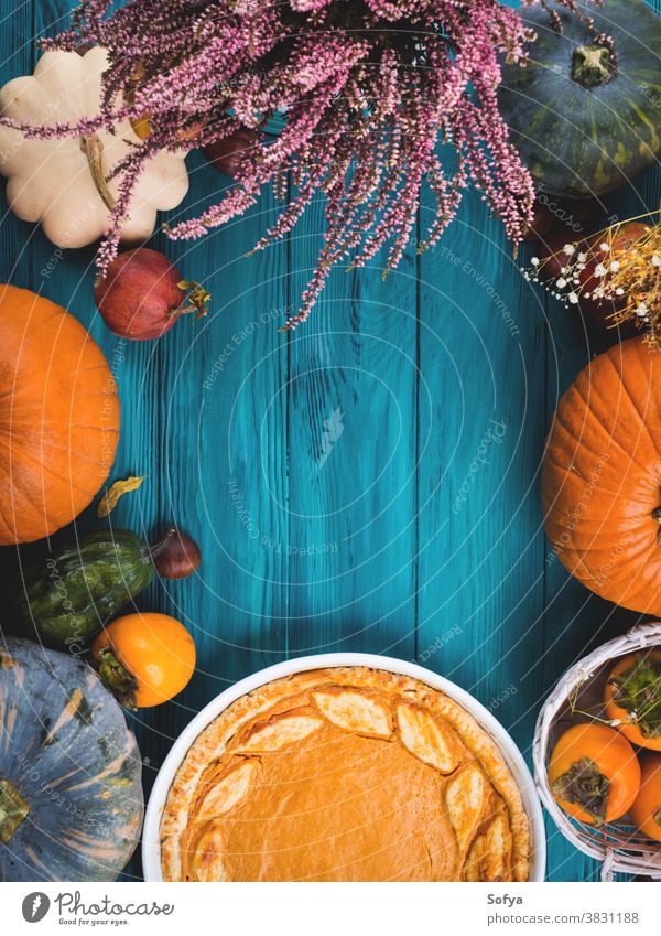 Herbstlicher Danksagungshintergrund mit Kürbiskuchen Erntedankfest Hintergrund Tisch süß Kuchen Abendessen Flachlegung Holz rustikal Postkarte Feier