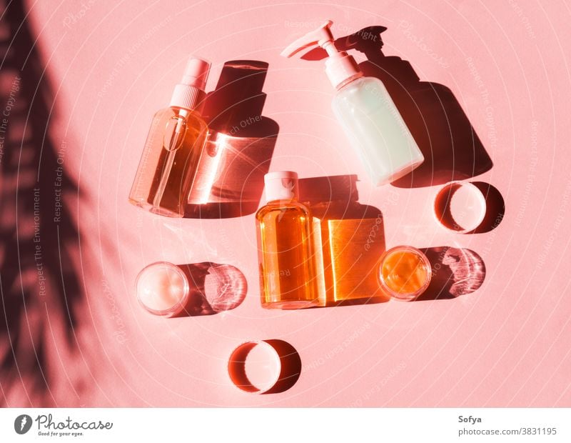 Verschiedene kosmetische Produkte auf rosa Koralle. Flach gelegt Haut Schatten flache Verlegung Kosmetik orange Sahne Korallen Pflege golden gelb Morgen Lotion