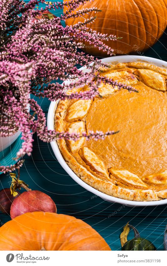 Herbstlicher Danksagungshintergrund mit Kürbiskuchen Erntedankfest Hintergrund Tisch süß Kuchen Abendessen Holz rustikal Postkarte Feier Zusammensetzung Konzept