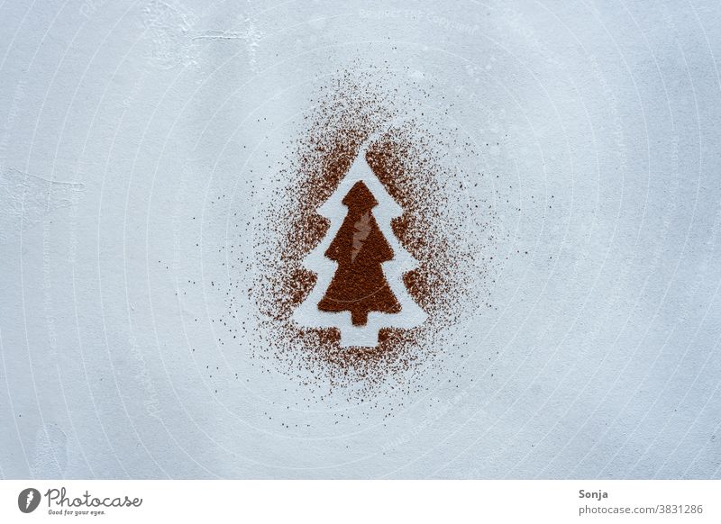 Ein Weihnachtsbaum aus Kakaopulver auf einem grauen Hintergrund. Draufsicht. kakaopulver zeichnen Kreativität Kreativkonzept Kunst Freizeit & Hobby