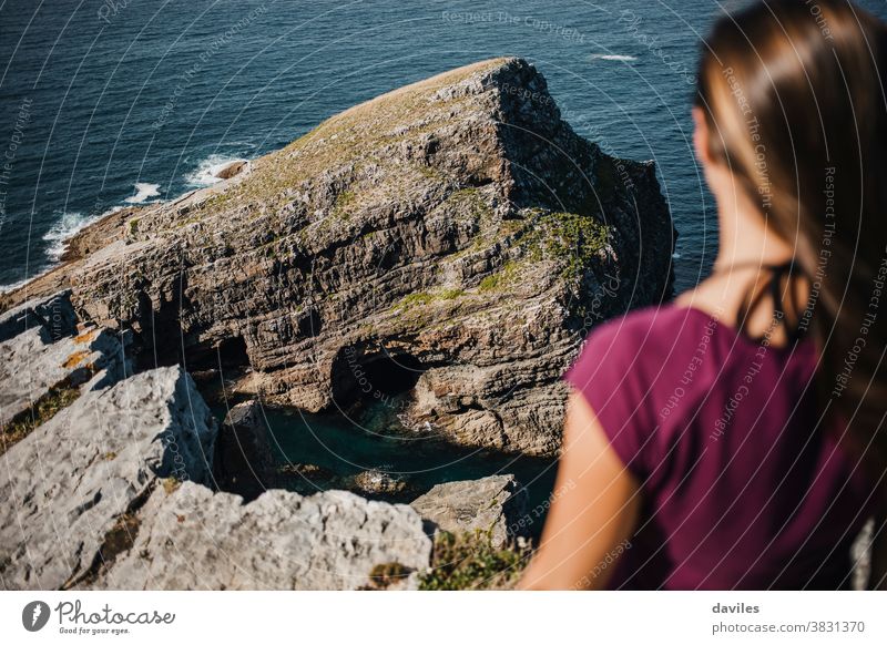 Felsen und Klippen in der Küstenlinie, die von einer Frau betrachtet werden. Nizza inspirierend besinnlich Sightseeing Reisender Bodenerhebung purpur T-Shirt