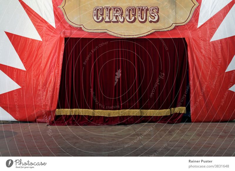 Geschlossene Bühnenvorhänge eines Zirkus vor der Vorstellung Vorfreude Hintergrund Zirkus-Hintergrund Zirkuszelt Gardine Vorhänge leer leere Bühne Entertainment