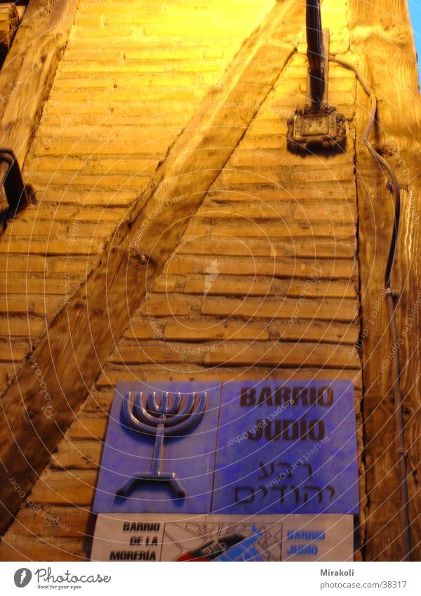 Judenviertel Spanien historisch Schilder & Markierungen Barrio Judio Jüdisches Viertel Judentum Menorah Fachwerkfassade Backstein hebräisch Menschenleer