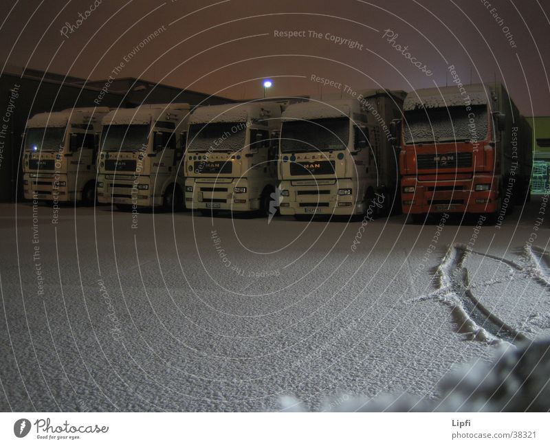 Schlafende Laster schlafen Langzeitbelichtung Nacht Spedition Verkehr Lastwagen Schnee