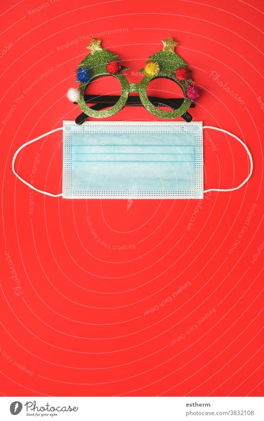 Fröhliche Weihnachten.Weihnachtskonzept Hintergrund.Weihnachtsbrille mit chirurgischer Schutzmaske Weihnachtsmann Coronavirus Weihnachtsgläser