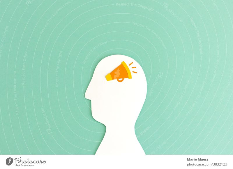 Durchsage im Kopf | Kopf-Silhouette aus Papier mit einem Megaphon laut Kommunizieren Lautsprecher Mensch schreien Stimme Hintergrund neutral Marketing